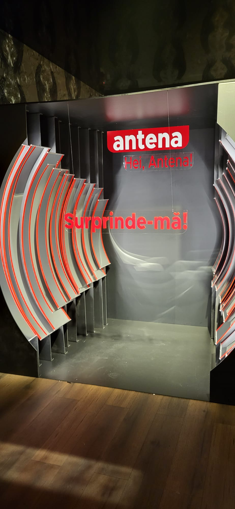Decor de brand Antena 1 cu arcade roșii și albe