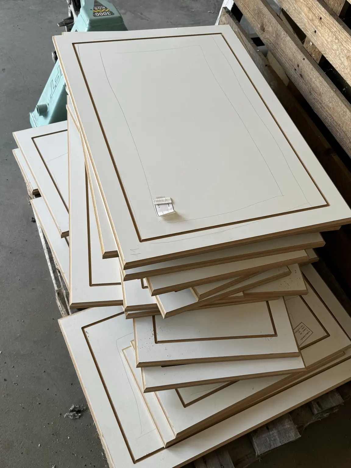 Panouri prelucrate CNC, cu profile și decupaje, în atelier