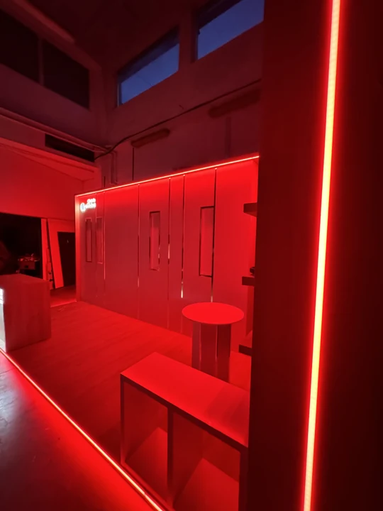 Stand expozițional cu mobilier și iluminare integrată — perspectiva 1