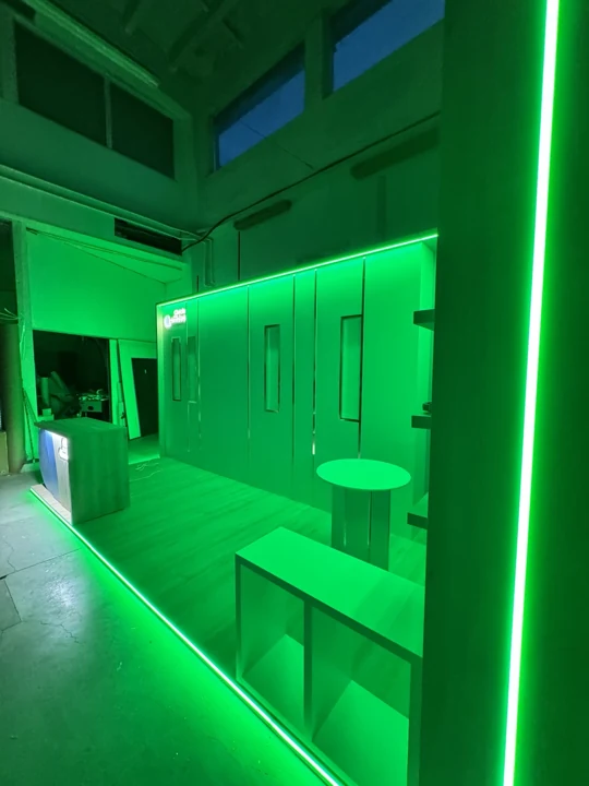 Stand expozițional cu mobilier și iluminare integrată — perspectiva 2
