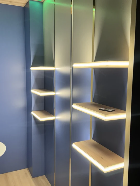 Stand expozițional cu mobilier și iluminare integrată — perspectiva 3