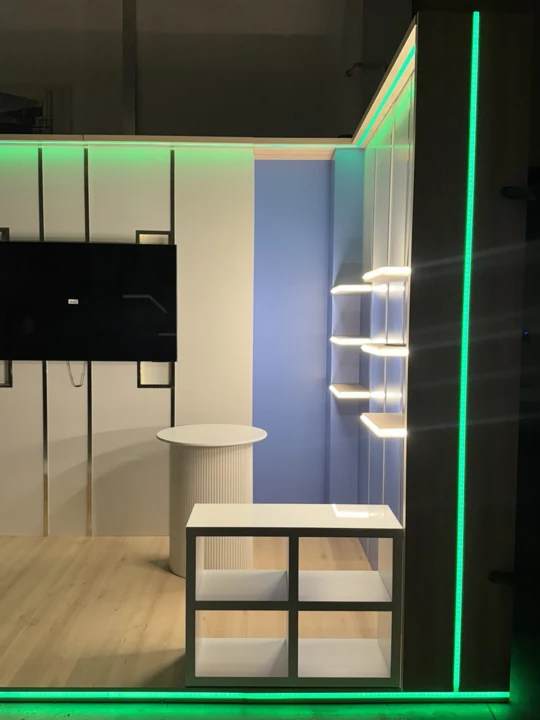 Stand expozițional cu mobilier și iluminare integrată — perspectiva 4
