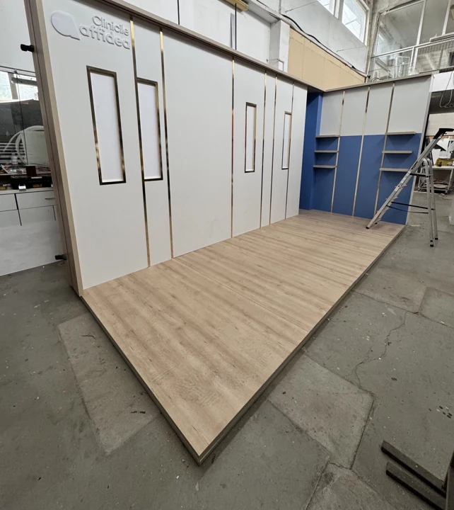 Stand expozițional cu mobilier și iluminare integrată — perspectiva 5