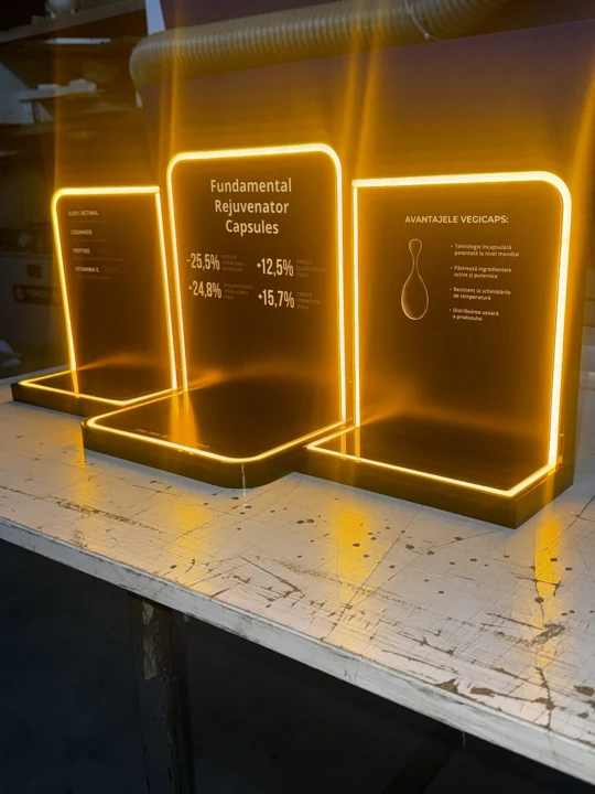 Panouri informative cu contur LED — perspectiva 2