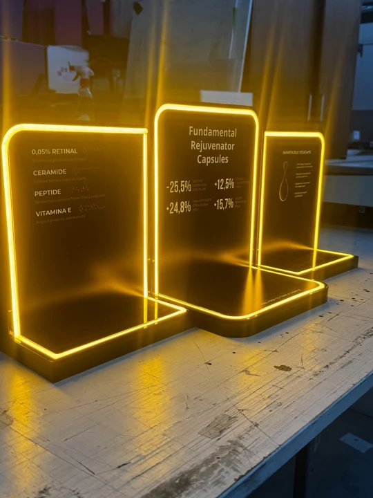 Panouri informative cu contur LED — perspectiva 3