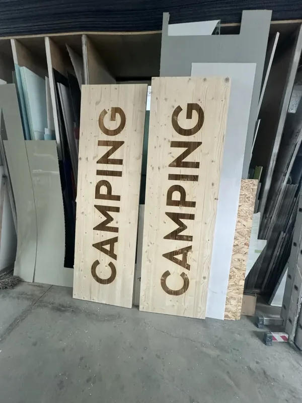 Panouri de orientare din lemn personalizate prin gravură