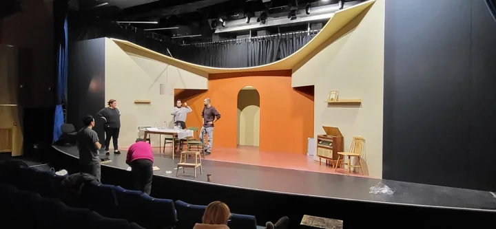 Decor de teatru realizat și montat pe scenă