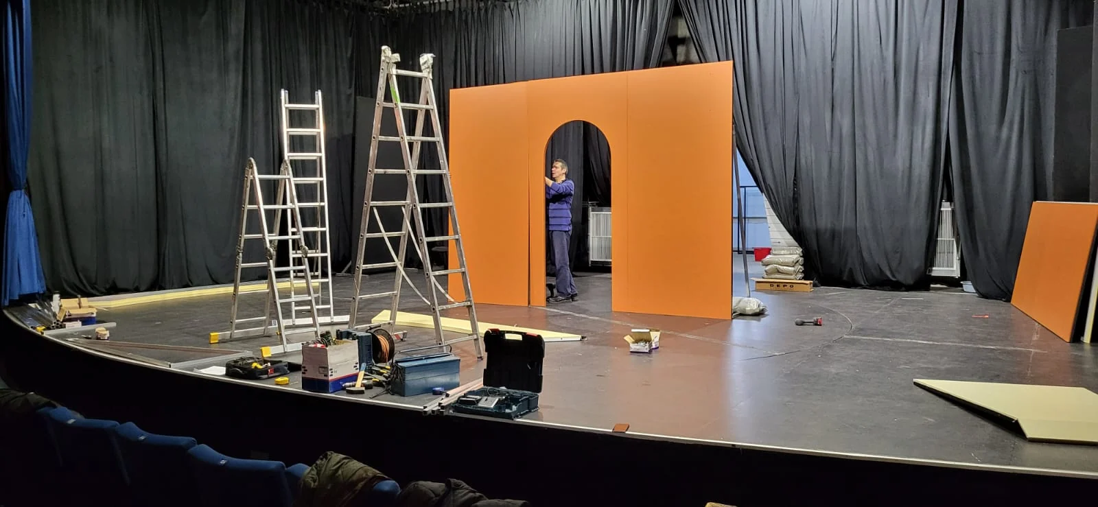 Montajul panoului central al decorului de teatru