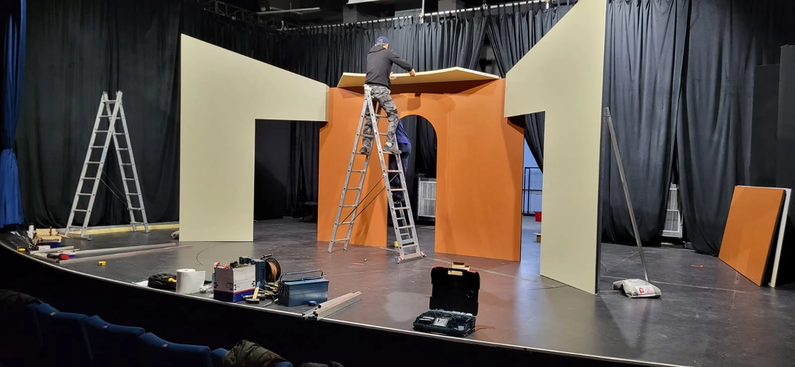 Asamblarea elementelor decorului de teatru