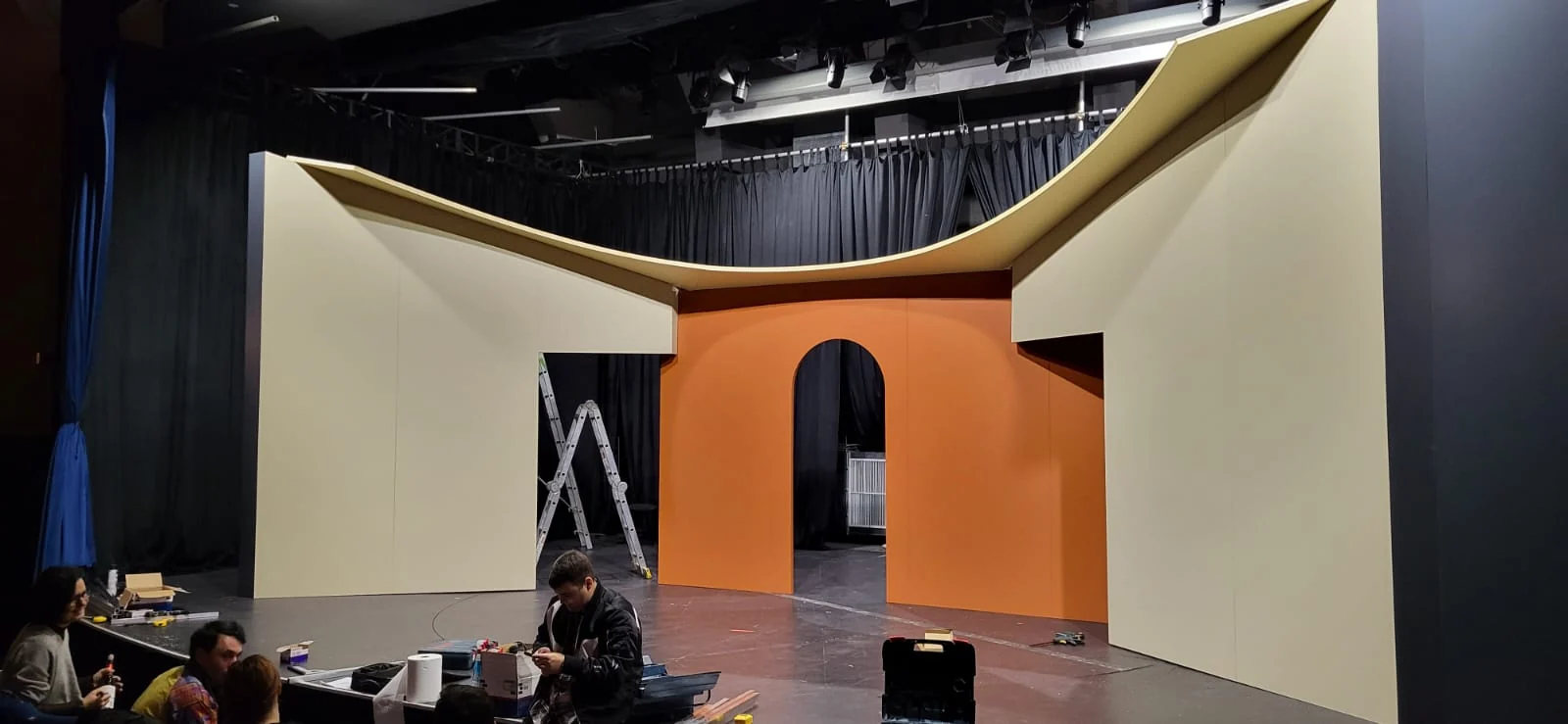Decor de teatru după asamblarea panourilor