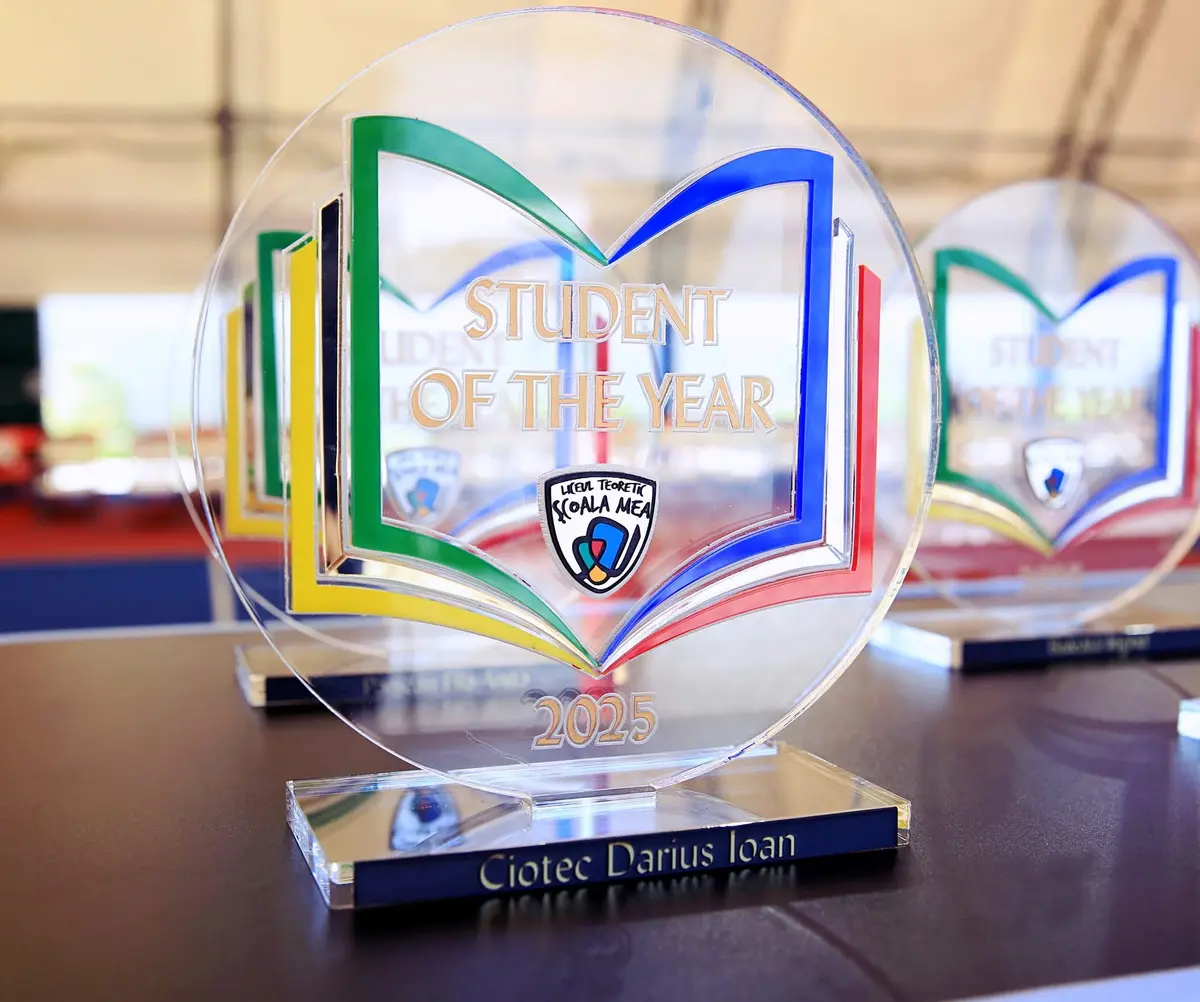 Trofeu Student of the Year cu corp transparent și bază stratificată