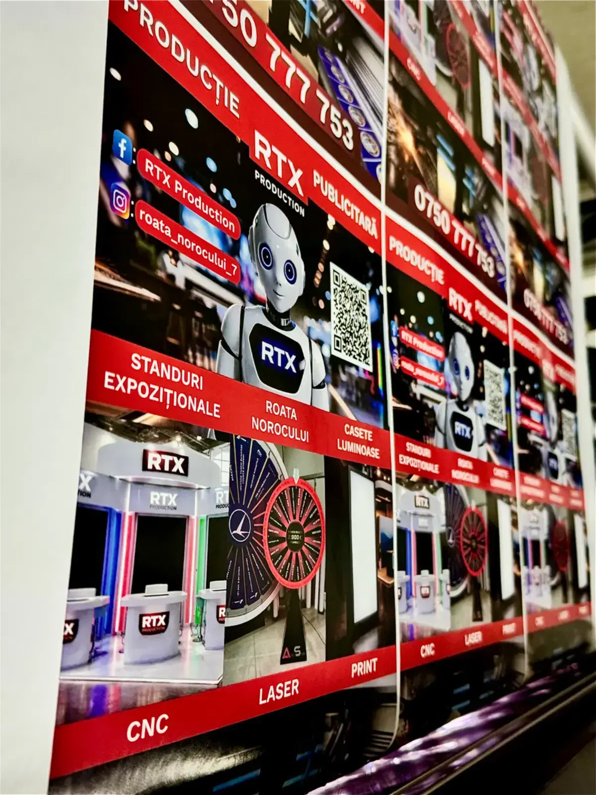 Vitrină comercială personalizată cu grafică printată de mari dimensiuni